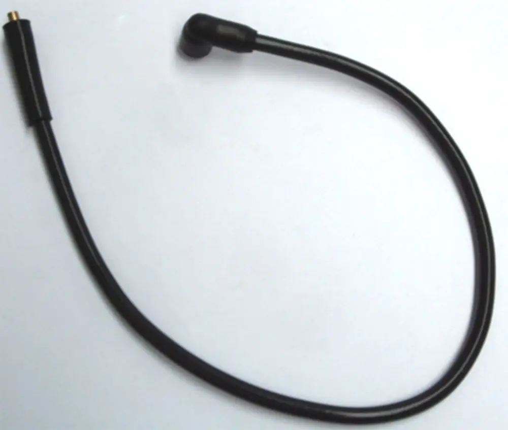 Schwarzes Kabel mit einem gebogenen Ende, vermutlich zur Verbindung von Zündelektrode und Zündeinheit, verwendet in Daikin Geräten.